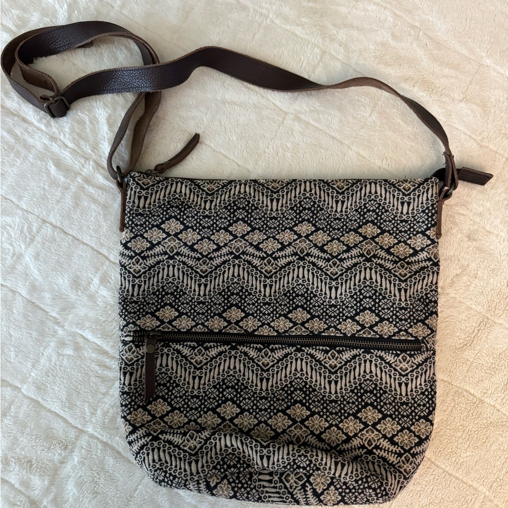 Fat Face Crossbody mixed woven black and tan bag